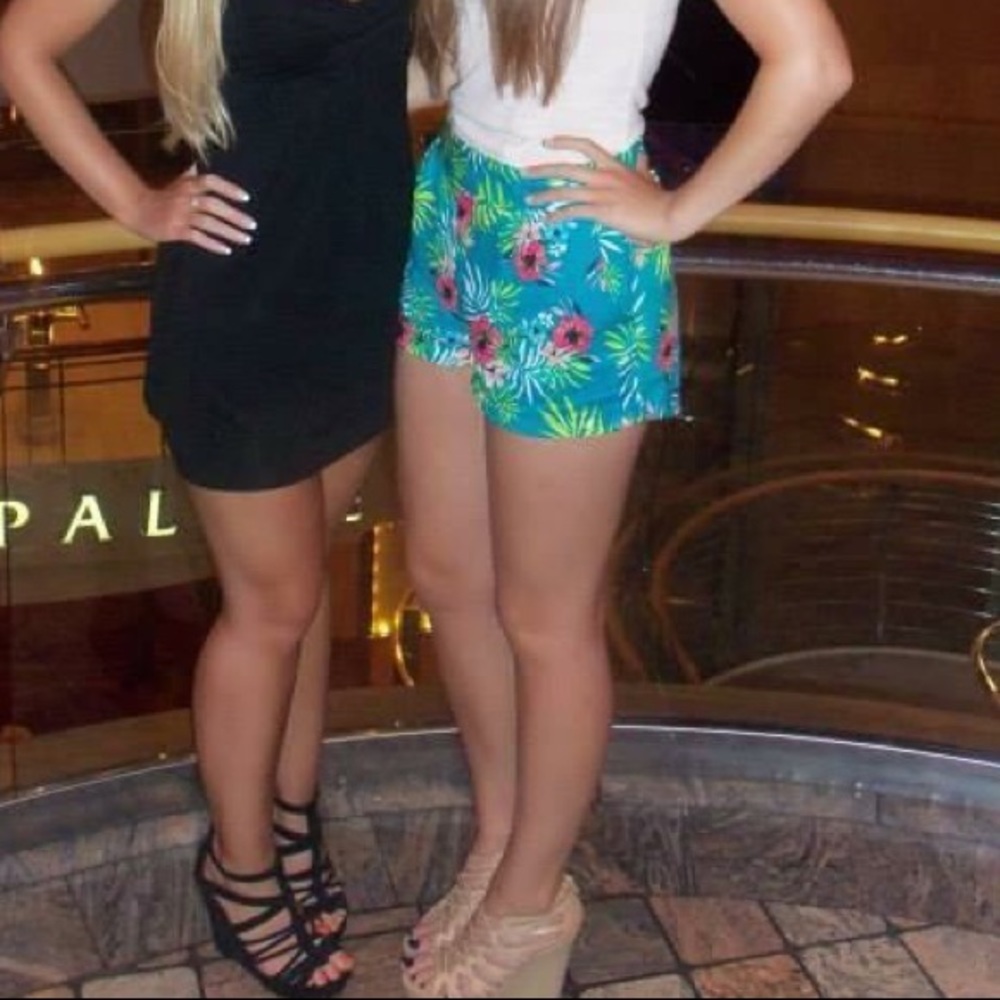 Tropical flowy Shorts with pockets!!